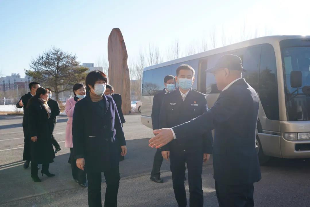 朝陽(yáng)副市長(zhǎng)、市公安局黨委書記、局長(zhǎng)趙丕顯帶隊(duì)參觀冰河集團(tuán)